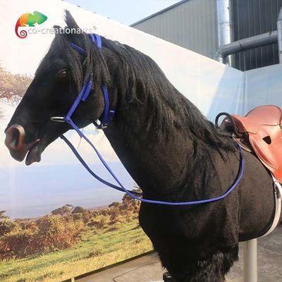 Un cheval animé avec un mouvement complet et une fourrure réaliste: une attraction interactive sur le thème de la savane