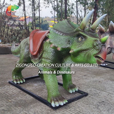Ride-on interactif en fibre de verre Triceratops: sculpture de dinosaure adaptée aux enfants pour les parcs à thème et les expositions