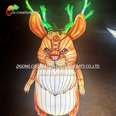 Une lanterne de souris fantaisiste avec des bois verts brillants.