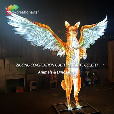La grande lanterne de renard debout avec des ailes rayonnantes