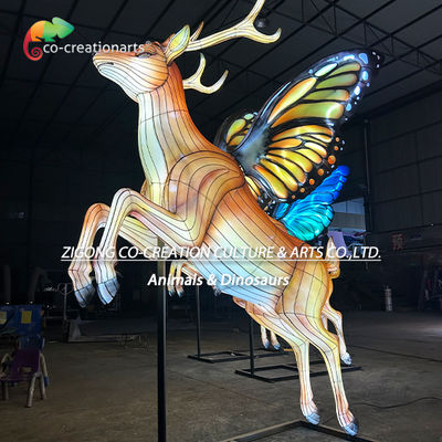 Majestueux cerf illuminé avec des ailes de papillon multicolores.