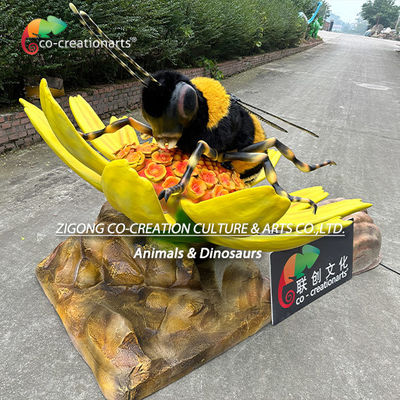 Insectes animatroniques personnalisés Une abeille animatronique avec des fleurs pour la décoration du parc à thème