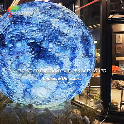 Un bon prix. Sculpture lunaire éthérée : Statue de lune texturée de cratères dans un dégradé bleu onirique​ en ligne