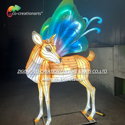 Un bon prix. La grande lanterne du festival du cerf enchanté avec des ailes de papillon bleu-vert vibrantes. en ligne