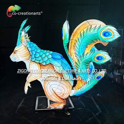 Un bon prix. Écureuil Géant Lumineux Sculptural Lanterne Avec Queue Éblouissante en Plumes de Paon en ligne