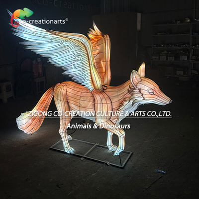 Un bon prix. Une grande sculpture de renard lumineux, une lanterne à plumes turquoise et des ailes blanches. en ligne